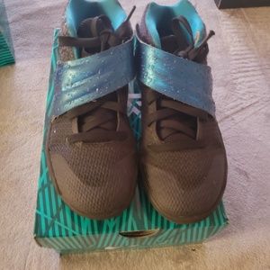 Gently Worn Boys Rain Drop Kyrie shoes